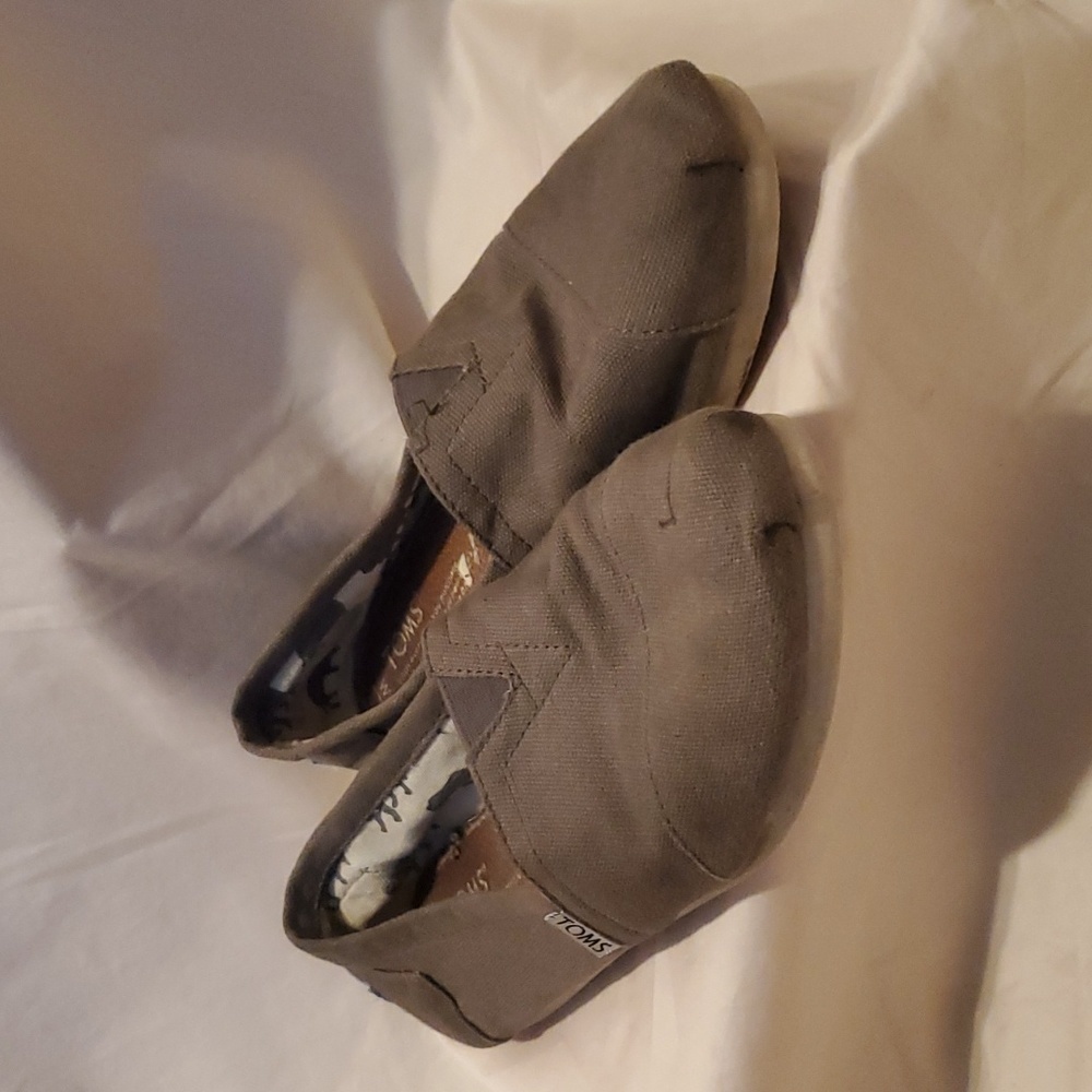Tom's Tan Canvas Loafers SZ 8.5